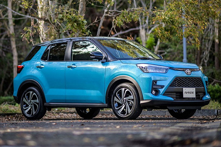 Ngoại hình xe chịu ảnh hưởng từ phong cách của đàn anh Toyota RAV4, đặc biệt là phần lưới tản nhiệt hình thang cỡ lớn, nằm dưới logo nhà sản xuất. Đèn pha dùng bóng LED và tích hợp với đèn báo rẽ tuần tự. Toyota Raize 2020 được trang bị cụm đèn hậu LED thanh mảnh nằm ngang và nối liền với nhau bằng một thanh mạ crôm. Thêm vào đó là 2 hốc khá lớn màu đen trên cản sau và cánh gió mui, kèm mâm hợp kim 17 inch.