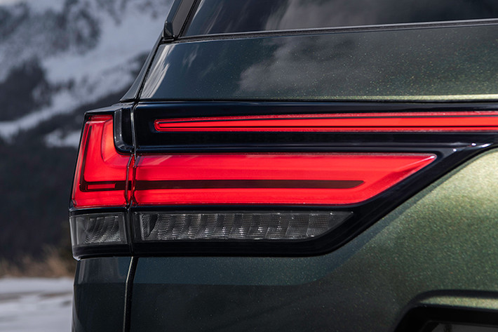 Ngoại thất của mẫu xe SUV Lexus LX600 F Sport có thể được phân biệt với phiên bản tiêu chuẩn qua thiết kế bộ lưới tản nhiệt ở đầu xe. Mặc dù vẫn là tạo hình con suốt quen thuộc nhưng bộ lưới tản nhiệt này có đồ họa dạng lưới “F mesh” sơn đen hầm hố, trong khi đó ở phiên bản thường là các nan to bản nằm ngang.
