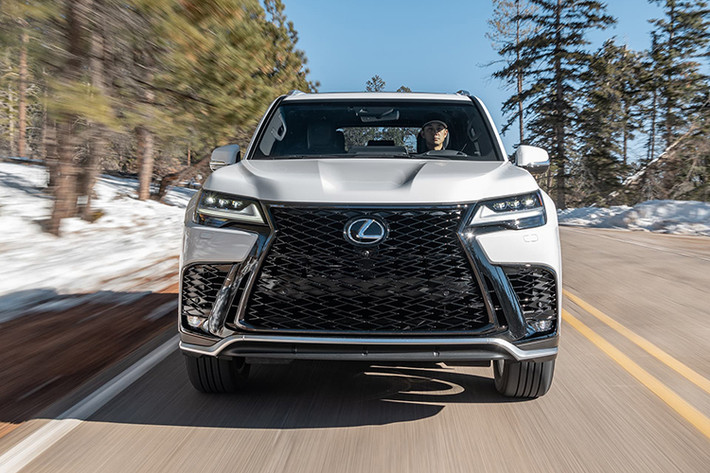 Tại Việt Nam, Lexus LX600 thế hệ mới sẽ được phân phối chính hãng với 3 phiên bản là Urban, F-Sport và VIP. Trong 3 phiên bản được bán chính hãng tại Việt Nam, chỉ có bản VIP sở hữu cấu hình 4 chỗ ngồi với hàng ghế sau dạng thương gia, bản Urban và F-Sport sẽ có cấu hình 7 chỗ.