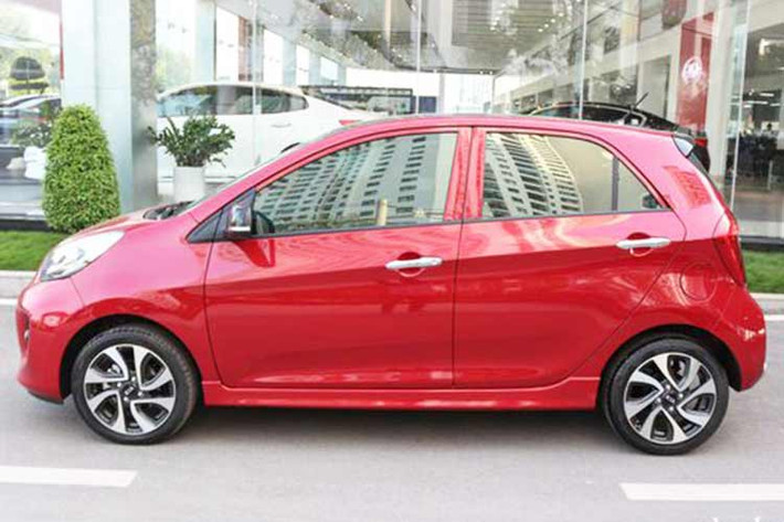 Về ngoại hình, kích thước KIA Morning thế hệ cũ bao gồm; Dài x Rộng x Cao tương ứng 3.595 x 1.595 x 1.485mm. Mặt ca-lăng được với lưới tản nhiệt mũi hổ và hốc đèn sương mù tách riêng.