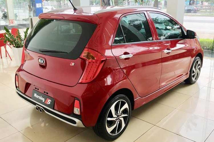 KIA Morning cũ vẫn sở hữu đèn lùi hình chữ nhật, đuôi lướt gió được sơn màu đen tạo điểm nhấn. Cụm đèn hậu dạng LED 3 viền không thay đổi, mâm xe kích thước 15 inch.