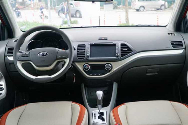 Bên trong Kia Morning cũ với tuỳ chọn ghế nỉ hoạc bọc da tuỳ phiên bản, vô lăng tích hợp điều khiển âm thanh; trang bị DVD cùng kết nối Bluetooth... phiên bản cao cấp được rang bị ghế bọc da màn hình cảm ứng tích hợp các chức năng như bản đồ dẫn đường định vị GPS...