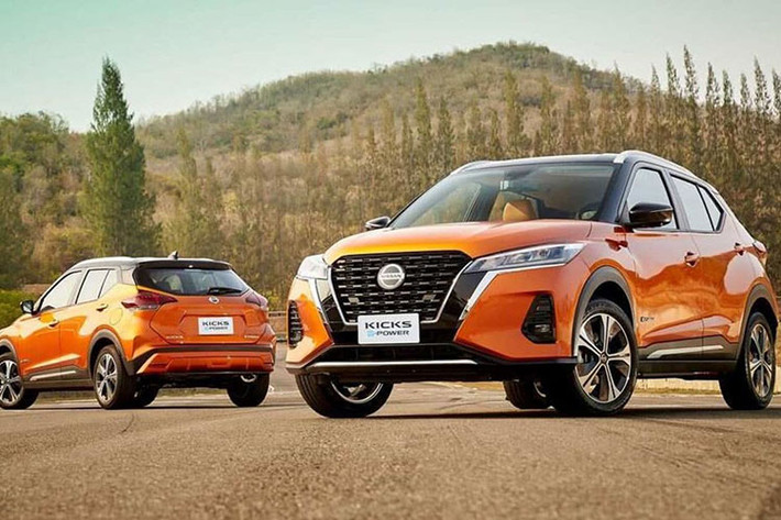Khi được mở bán, Nissan Kicks sẽ cạnh tranh với những đối thủ như Toyota Corolla Cross, Mazda CX-30, Honda HR-V hay Kia Seltos. Đây đang là một phân khúc khá sôi động tại thị trường Việt Nam với hai đối thủ nặng ký là Toyota Corolla Cross dẫn đầu phân khúc SUV hạng B với 2.373 xe và Kia Seltos với 1.280 xe được bán ra trong tháng 3.