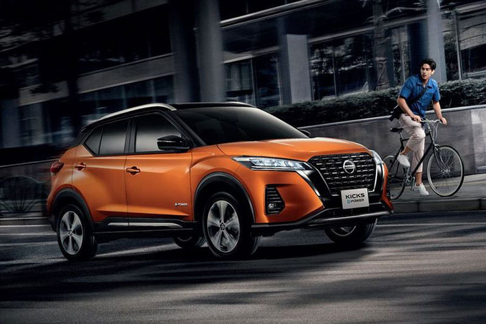 Nissan Kicks sẽ nhập khẩu nguyên chiếc từ Thái Lan với 7 tùy chọn màu sắc, bao gồm: Xanh, Vàng, Cam, Đen, Trắng, Xám và Đỏ. Giá xe Nissan Kicks tại Việt Nam khởi điểm dự kiến 650 triệu đồng cho bản tiêu chuẩn và 800 triệu đồng cho bản cao cấp nhất.