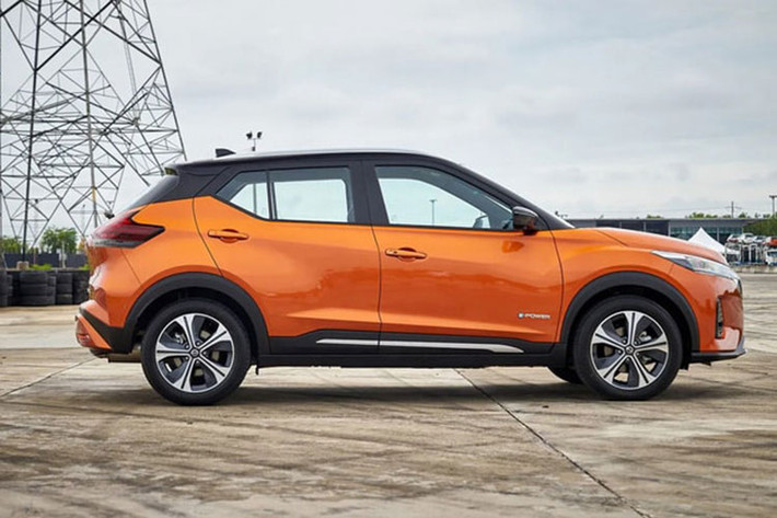 Về ngoại thất, mẫu xe crossover Nissan Kicks 2022 mới nhất sở hữu kích thước dài x rộng x cao lần lượt là 4.290 x 1.760 x 1.615mm. Trục cơ sở 2.615mm và khoảng sáng gầm 175mm. Hệ thống treo trước MacPherson và treo sau thanh xoắn.