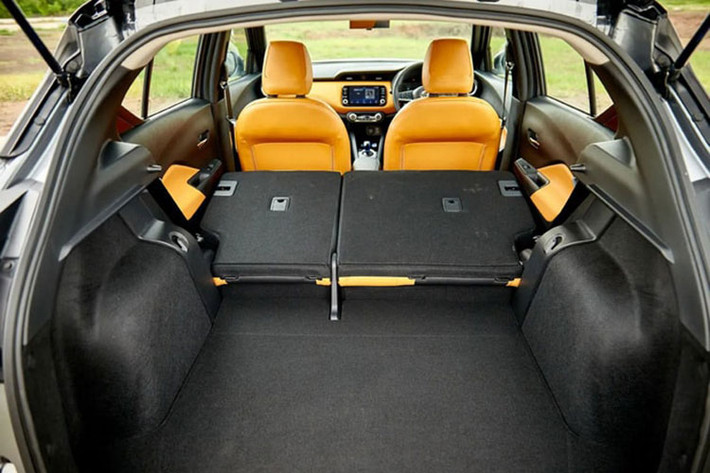 Nissan Kicks 2022 còn có khối pin 1,57 kWh nằm dưới hàng ghế trước. Hộp số tự động vô cấp CVT và có 4 chế độ lái: Normal, S, Eco và EV, đi cùng công nghệ e-Pedal cho phép người lái khởi động, tăng tốc hoặc giảm tốc và dừng xe bằng cách sử dụng một bàn đạp duy nhất.