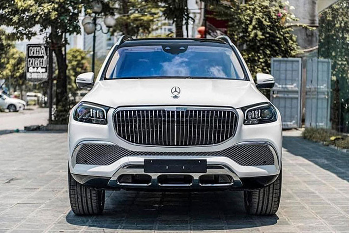 Mức giá xe Mercedes-Maybach GLS 600 phải trên 16 tỷ đồng khi mua từ các công ty nhập khẩu tư nhân, trong khi đó, Mercedes-Maybach GLS 600 chính hãng tại Việt Nam được niêm yết chỉ 11,5 tỷ đồng, chưa bao gồm các tùy chọn.