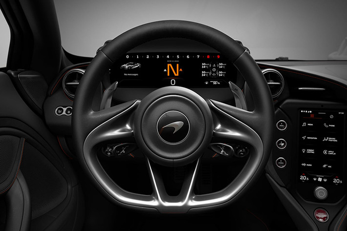 Thiết kế của chiếc siêu SUV McLaren 750S này được lấy cảm hứng từ mẫu xe 750S, nổi bật với cụm đèn pha LED uốn cong và cụm lưới tản nhiệt đặt thấp. Hai khe gió cỡ lớn nối liền với dải đèn chiếu sáng ban ngày, tạo nên điểm nhấn cho mẫu siêu SUV này.
