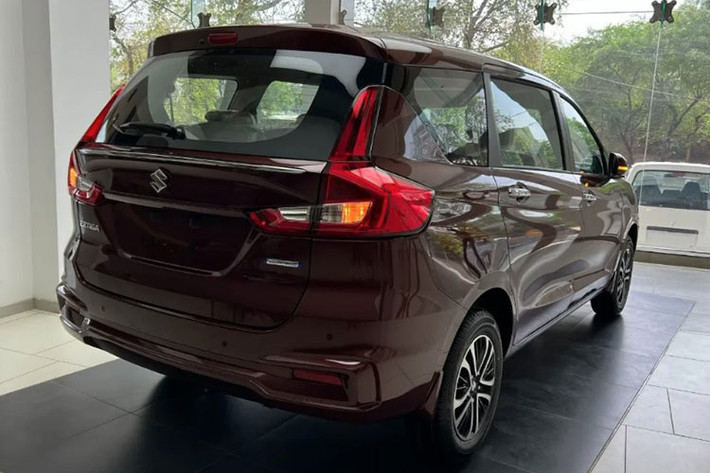Mọi thông tin về giá xe Suzuki Ertiga Hybrid 2022 chưa được tiết lộ nhưng chắc chắn sẽ cao hơn các bản máy xăng đang bán hiện nay là Ertiga 5 MT Euro5 (499,9 triệu đồng) và Ertiga Sport Euro5 (568.9 triệu đồng).