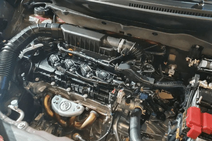 Điểm khác biệt lớn nhất giữa Suzuki Ertiga Hybrid tiết kiệm xăng với 2 bản còn lại nằm ở động cơ khi được trang bị cỗ máy xăng lai điện ký hiệu Smart Hybrid K15C, kết hợp động cơ xăng 1.5L và mô-tơ điện, sản sinh công suất 105 mã lực và mô-men xoắn 138 Nm.