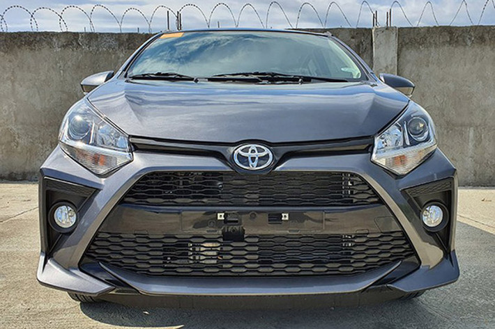 Trang bị mới được nâng cấp trên Toyota Wigo 2020 bao gồm các tính năng như gương chiếu hậu gập điện, hệ thống đề nổ bằng nút bấm, điều hoà tự động và camera lùi. Đây đều là những trang bị tiện nghi đã có mặt trên các xe như Hyundai Grand i10 và Kia Morning trong suốt nhiều năm nay.