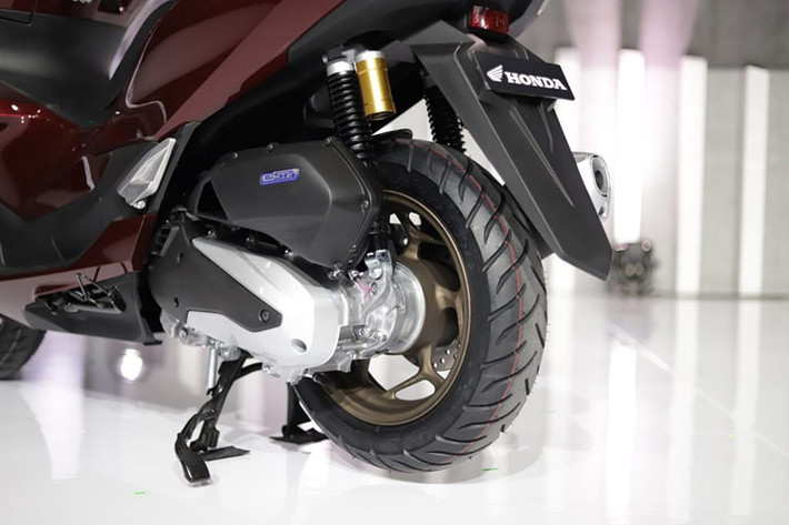 Về bánh xe, Honda vẫn giữ nguyên kích thước mâm đúc 14 inch phía trước và 13 inch phía sau, nhưng thiết kế mâm được làm mới với kiểu dáng 5 chấu hình chữ Y. Xe sử dụng lốp trước kích thước 110/70-14 và lốp sau 130/70-13. Dù được cải tiến về thiết kế và trang bị, động cơ của Honda PCX 160 2025 vẫn không có sự thay đổi.