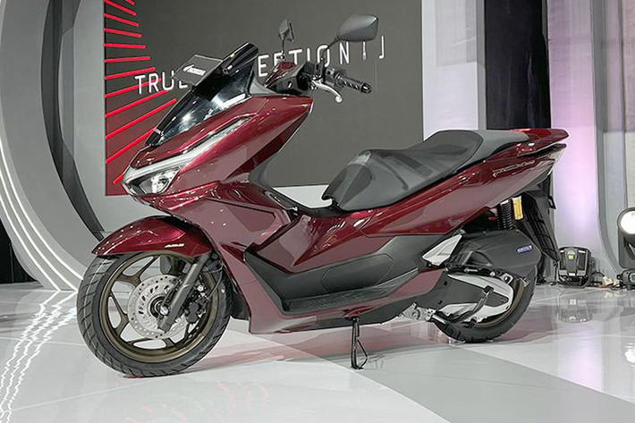 Cụ thể, liên doanh PT Astra Honda Motor – đối tác của Honda tại Indonesia – đã giới thiệu Honda PCX 160 2025 mới đến thị trường này. Mẫu xe này sẽ tiếp tục cạnh tranh với Yamaha Nmax trong phân khúc xe tay ga cao cấp.