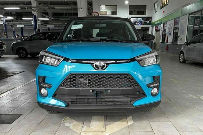 Với thiết kế ngoại thất thừa hưởng nhiều đường nét từ đàn anh RAV4, Toyota Raize giá rẻ hiện đang là một cái tên “hot” được người dùng Việt quan tâm, bên cạnh đối thủ Kia Sonet cũng đang rục rịch được ra mắt Việt Nam.