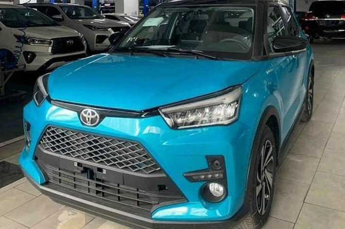 Theo thông tin từ phía tư vấn bán hàng, Toyota Raize bán ra tại Việt Nam sẽ được trang bị động cơ xăng, 3 xi-lanh, tăng áp, dung tích 1.0L cho công suất tối đa 97 mã lực cùng mô-men xoắn cực đại đạt 140 Nm. Khối động cơ này cũng xuất hiện trên xe tại Indonesia nên rất có thể xe sẽ được nhập khẩu nguyên chiếc từ thị trường này.