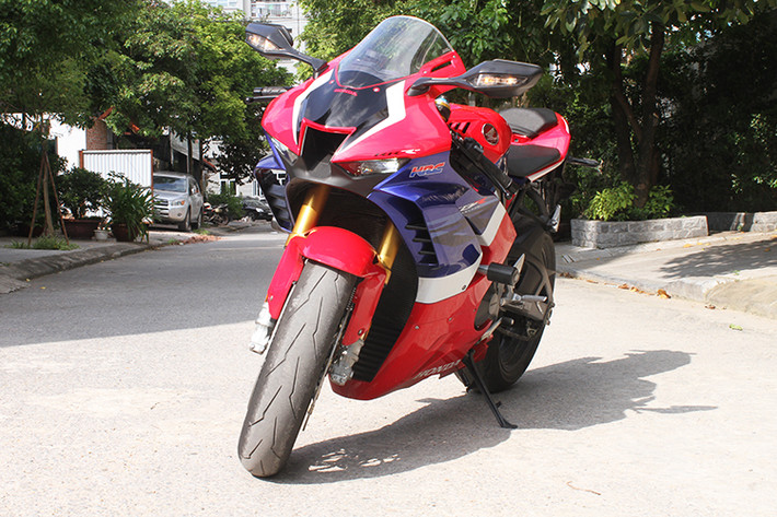 Siêu môtô Honda CBR1000RR-R là mẫu superbike đầu tiên được nhà phân phối chính hãng tại Việt Nam đưa về. Xe được bán ra với 2 phiên bản CBR1000RR-R Fireblade và CBR1000RR-R Fireblade SP. Trong bài viết này là phiên bản Honda CBR1000RR-R Fireblade SP 2020 mới (CBR1000RR-R SP), phiên bản cao cấp nhất mới xuất hiện tại đại lý chính hãng tại Hà Nội.