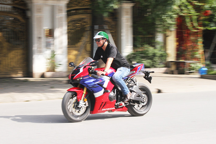 Danh sách tính năng hỗ trợ và an toàn của Honda CBR1000RR-R SP gồm có tay ga điện tử TBW; 3 chế độ lái với các thay đổi liên quan đến sức mạnh động cơ, phanh động cơ và kiểm soát chống bốc đầu khi đề-pa; hệ thống kiểm soát lực kéo HSTC có 9 mức tùy chọn; bộ đo lường quán tính IMU 6 hướng của Bosch; hỗ trợ tăng tốc...
