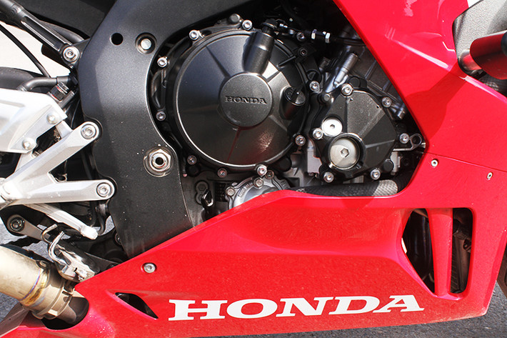 Chữ R thứ 3 trong tên xe có thể hiểu rằng Honda muốn nhấn mạnh chiếc superbike đầu bảng của mình có những công nghệ xe đua. Nổi bật nhất là khối động cơ I4 dung tích 1.000 cc có thông số kết cấu tương tự động cơ trên mẫu xe đua đường phố Honda RC213V-S. Cụ thể, hành trình piston và đường kính xy-lanh lần lượt là 81 mm và 48,5 mm.