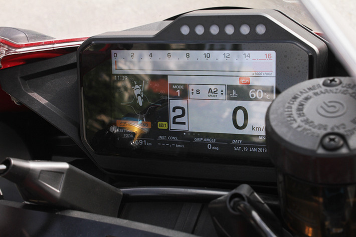 Honda CBR1000RR-R Fireblade SP mới được trang bị bảng đồng hồ TFT kích thước 5 inch, cho phép người lái có thể tùy biến hoàn toàn thông qua 4 phím bấm chức năng nằm ở cùm công tắc bên trái.