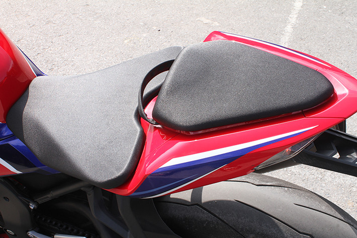 Chiều cao yên của CBR1000RR-R SP đạt mức 830 mm, không gây quá nhiều khó khăn cho người cao khoảng 1,7 m. Dù được nâng thêm 9 mm so với đời cũ, chiều cao yên 824 mm của S 1000 RR 2020 vẫn kém hơn so với "người anh em" CBR1000RR-R.