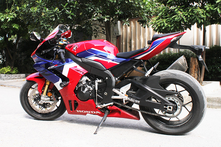 Là một trong những mẫu xe được định vị dẫn đầu không chỉ trong dòng sản phẩm CBR, siêu môtô Honda CBR1000RR-R Fireblade mới mang phong cách thiết kế đặc trưng với sự phô diễn sức mạnh trong từng chi tiết. Về tổng thể, xe sở hữu kích thước dài x rộng x cao lần lượt là 2.100 x 745 x 1.140 (mm), chiều dài cơ sở 1.445 mm. Các thông số tương ứng của S 1000 RR là 2.073 x 848 x 1.151 (mm), chiều dài cơ sở đạt 1.441 mm.