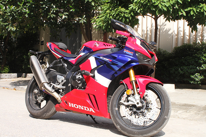 Chỉ có phiên bản CBR1000RR-R Fireblade SP trong bài viết này mới có chức năng hỗ trợ sang số nhanh 2 chiều Quick-shift Up-Down giúp người lái có thể tăng tốc tốt hơn cũng như chuyển số mượt mà hơn. Hộp số 6 cấp côn tay là trang bị tiêu chuẩn.