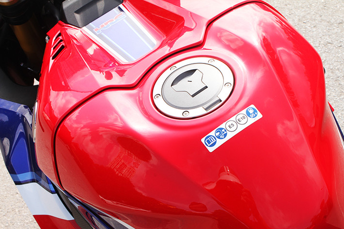 Mang trong mình nhiều công nghệ của xe đua MotoGP, CBR1000RR-R SP sở hữu tay lái thấp cho tư thế lái chồm nhiều hơn. Bình xăng 16 lít hõm 2 bên tạo điểm tựa để người lái hạ thấp người khi bứt tốc hay ôm cua. Chưa hết, các cùm công tắc cũng được bố trí hướng xuống. Chỉ khi hạ thấp người lúc lái, bạn mới có thể thao tác dễ dàng các nút bấm này.
