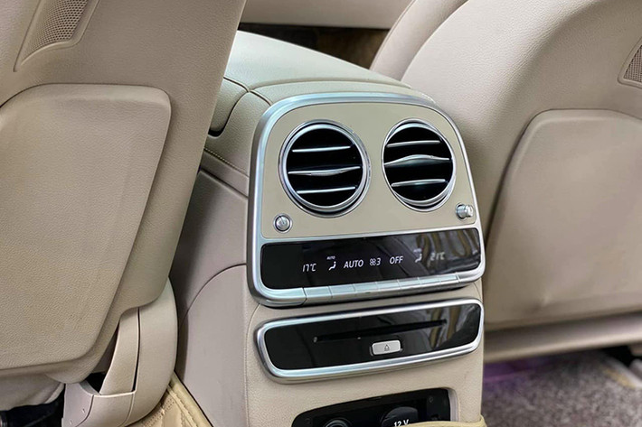 Xe cũng được trang bị hệ thống âm thanh vòm Burmester® cao cấp, hệ thống AIR-BALANCE với bộ lọc không khí cao cấp, chức năng ion hóa oxy & tạo hương thơm thông minh. Các tính năng và hệ thống an toàn trên xe được trang bị đầy đủ mang lại sự thoải mái cùng an toàn nhất cho người ngồi trên xe.