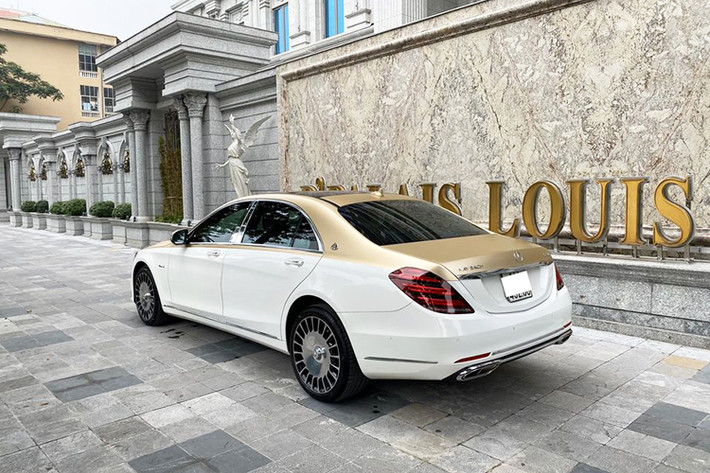 Mercedes-Benz S400 vẫn được trang bị các tính năng cao cấp của dòng xe S-Class. Xe được trang bị động cơ V6 tăng áp kép hiệu suất cao, sản sinh công suất 333 mã lực, mômen xoắn cực đại 480 Nm. Sức mạnh này giúp xe tăng tốc từ 0-100 km/h trong vòng 6 giây và khả năng tiêu thụ 8 lít nhiên liệu cho 100Km.