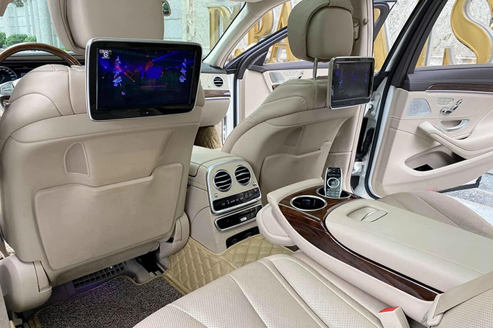Các trang bị tiện ích của xe bao gồm; hệ thống điều khiển truyền thông đa phương tiện COMAND Online với đầu đọc DVD 6 đĩa; bộ thu sóng phát thanh; đầu đọc thẻ SD; bộ nhớ lưu trữ nhạc 10 GB tương thích định dạng MP3/ WMA/ ACC), kết nối Bluetooth. Các cổng kết nối truyền thông đa phương tiện phía dưới tựa tay trung tâm hàng ghế trước và sau hỗ trợ các thiết bị giải trí di động...