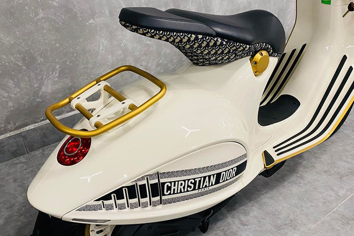 Cụ thể, phần yên của Vespa 946 Christian Dior được bọc da màu xanh đen nửa trên trong khi nửa dưới là lớp vải với họa tiết logo Dior. Chưa dừng lại ở đó, trên ốp bên phải của xe còn có cả dòng chữ Christian Dior còn phía đối diện có thể được thiết kế theo ý muốn khách hàng.
