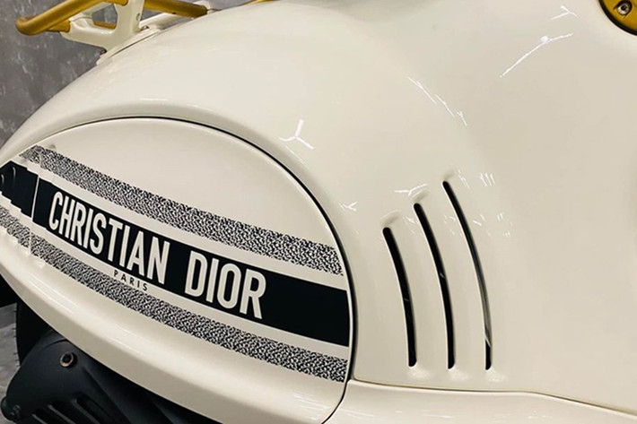 Vespa 946 Christian Dior được trang bị động cơ có dung tích 125 cc, 3 van, làm mát bằng không khí, sản sinh ra công suất tối đa 11,4 mã lực tại 8.750 vòng/phút và mô-men xoắn cực đại 10,3 Nm tại 7.750 vòng/phút. Các tính năng an toàn trên Vespa 946 Christian Dior có phanh ABS và hệ thống chống trượt ASR.