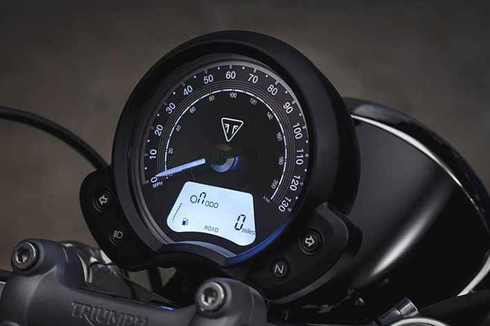 Điểm mới trên Bonneville Speedmaster 2021 chính là ốp viền đồng hồ bằng khắc tên dòng xe Bonneville cùng mặt đồng hồ mới. Để nâng cao cảm giác lái cho Bonneville Speedmaster, Triumph đã trang bị cho xe phuộc ống lồng Showa kích thước 47mm ở trước.