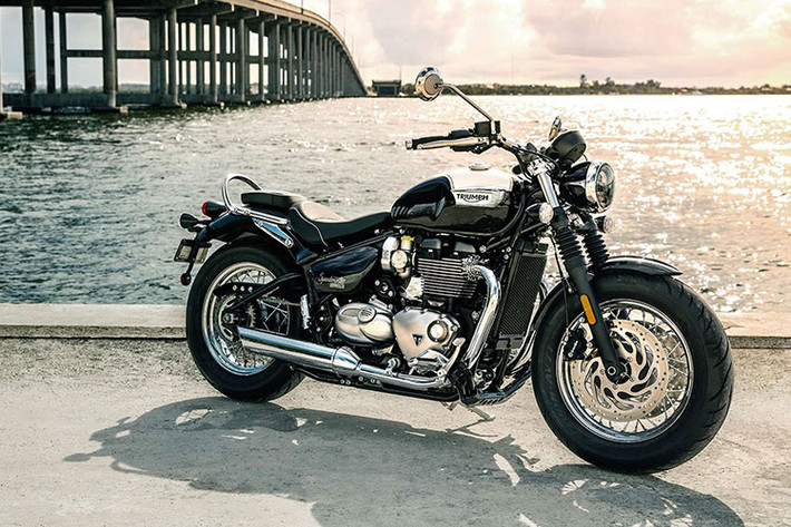 Yên xe Triumph Bonneville Speedmaster 2021 cũng được cho là sẽ thoải mái hơn sau khi hãng xe Anh Quốc thực hiện cải tiến trang bị này. Phần yên cho người điều khiển giờ sẽ có thêm đệm lưng trong khi yên sau dày hơn 11 mm so với phiên bản cũ.