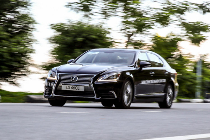 Hệ thống ống xả của xe đặt đối xứng 2 bên. Lexus LS460L có kích thuớc dài x rộng x cao lần lượt là 5.210 x 1.875 x 1.465 (mm) chiều dài cơ sở của xe đạt 3.090 (mm). Mẫu xe này cạnh tranh trực tiếp với những đối thủ đến từ Đức như Mercedes-Benz S-Class, BMW 7-Series, Audi A8.
