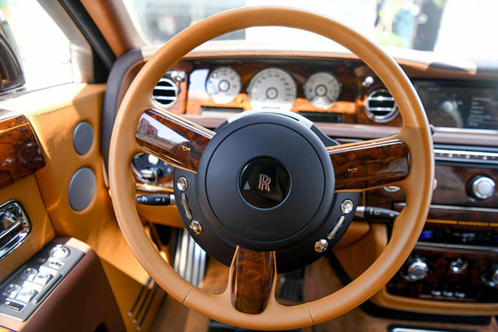 Tuy nhiên sau đó, bất ngờ là 1 công ty nhập khẩu xe ở Hà Nội đã mua đấu giá thành công chiếc Rolls-Royce Phantom Sacred Fire này với số tiền không được tiết lộ.