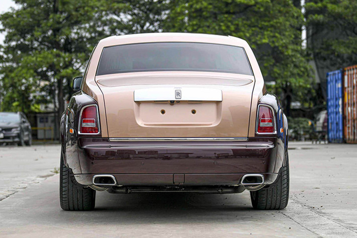 Được biết, Rolls-Royce Phantom Sacred Fire mang biển số 30E-133.88, được đứng tên công ty TNHH đầu tư tài chính và quản lý tài sản RTS, đã được bảo đảm cho khoản vay của Công ty TNHH MTV FLC Land đã hết hạn từ lâu, và sau đó được mang ra đấu giá. Khi showroom ở Hà Nội trúng đấu giá, họ đã bấm lại biển số mới cho xe.