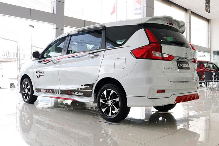 Kia Rondo và Toyota Avanza tiếp tục không công bố doanh số bán ra. Thực tế, ngay khi vén màn tại Indonesia tháng 11/2021, Toyota Avanza 2022 đã được dự đoán sẽ sớm về Việt Nam. Việc Toyota Avanza cạn hàng tại đại lý có thể thấy rõ khi trong những tháng gần đây, doanh số mẫu xe rất thấp, nhiều tháng không bán ra chiếc nào. Cộng dồn từ đầu năm đến nay chỉ vỏn vẹn 33 xe Avanza được bán ra.