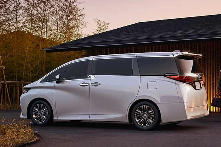 Cụm đèn trước và sau của mẫu xe MPV Toyota Alphard 2023 đều được trang bị full-LED, đèn báo rẽ tuần tự cùng công nghệ Đèn chiếu xa tự động thích ứng (AHS) mang lại diện mạo hiện đại và tầm quan sát tối ưu cho người lái vào ban đêm. Gương chiếu hậu với thiết kế mới giúp giảm tiếng ồn gió khi di chuyển, đồng thời được tích hợp các tính năng hiện đại như sấy gương, nhớ vị trí và tự động điều chỉnh khi lùi.