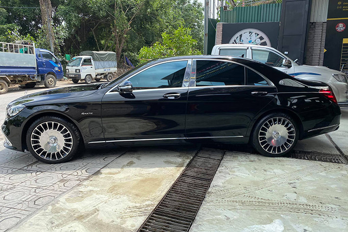 Được biết, bộ mâm xe siêu sang Mercedes-Maybach S650 này là mâm "hàng thửa" được CNC lại với giá chỉ 100 triệu đồng kèm lốp thương hiệu Pirelli cỡ 20 inch. Ngoài ra mặt ca lăng của xe cùng với logo trước, sau và thân xe... cũng được làm mới mang thương hiệu Mabach.