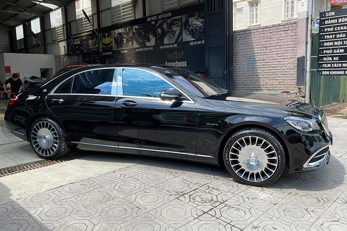 Hiện giá xe Mercedes-Benz S450L 2019 tại Việt Nam từ 4,249 tỷ đồng, phiên bản cao cấp hơn là S450L Luxury có giá 4,869 tỷ đồng. Còn dòng xe siêu sang Mercedes-Maybach bao gồm S450, S560, và S650 đang có mức giá chính hãng từ 7,3 đến 11,8 tỷ đồng.