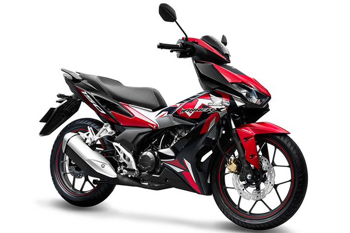 Phiên bản Đen mờ nay được phối lại tông màu ở một phần mảng yếm từ Bạc sang Đen, tạo nên khối tổng thể diện mạo đồng nhất, đồng thời tăng sự bí ẩn, nét nam tính cho người lái. Trong khi đó, phiên bản Camo được nhấn bằng những mảng phối màu ở yếm xe thông qua những hình khối sắc nhọn độc đáo, cá tính.