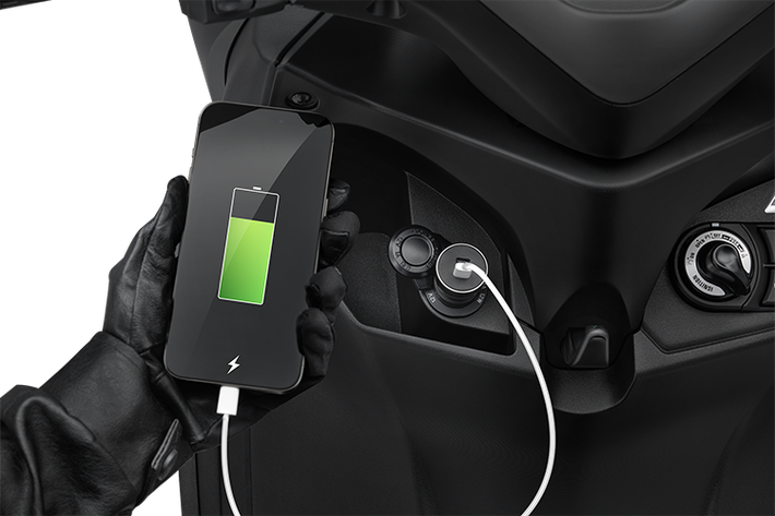 Hệ thống khóa thông minh smartkey mang lại sự tiện lợi và bảo mật cao. Hộc để đồ phía trước có cổng sạc tiện lợi, cùng cốp xe rộng rãi có thể chứa 1 mũ bảo hiểm 3/4 và các vật dụng cá nhân khác...