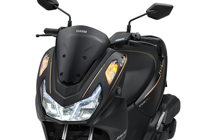 Thiết kế phần đầu xe ga Yamaha LEXi 155 2024 nổi bật với mặt nạ sắc sảo, cụm đèn pha LED hiện đại, đèn định vị xanh dương thể thao, cùng kính chắn gió ngắn giúp người dùng dễ dàng di chuyển trong mọi điều kiện thời tiết.
