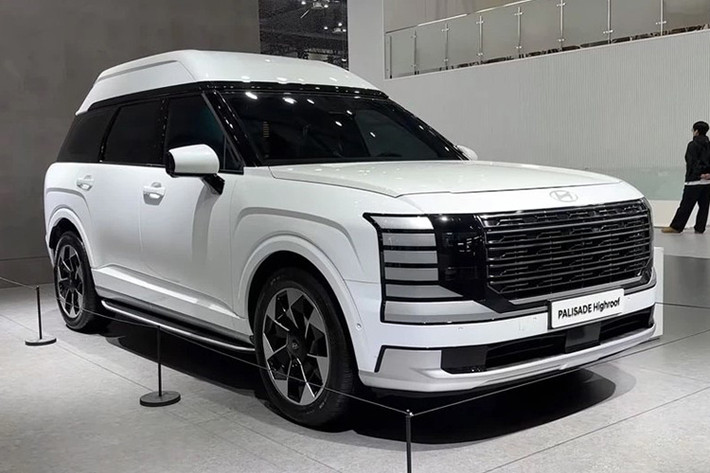 Đây là lần đầu tiên hãng xe Hàn Quốc giới thiệu phiên bản Hyundai Palisade Highroof 2026 trần cao được thiết kế nguyên bản từ nhà máy thay vì là tùy chọn độ lại sau khi xuất xưởng như trước đây.