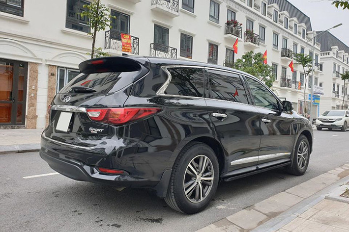 So với phiên bản cũ, phiên bản 2017 của mẫu crossover 7 chỗ hạng sang dành cho gia đình này được cải tiến nhẹ về thiết kế. Phần đầu Infiniti QX60 gồm lưới tản nhiệt chính dạng mạng lưới thay cho kiểu 4 thanh ngang ở mẫu cũ. Kích thước tổng thể của xe (Dài x Rộng x Cao) tương ứng (4.989 x 1.960 x 1.742)mm với chiều dài cơ sở 2.900mm.