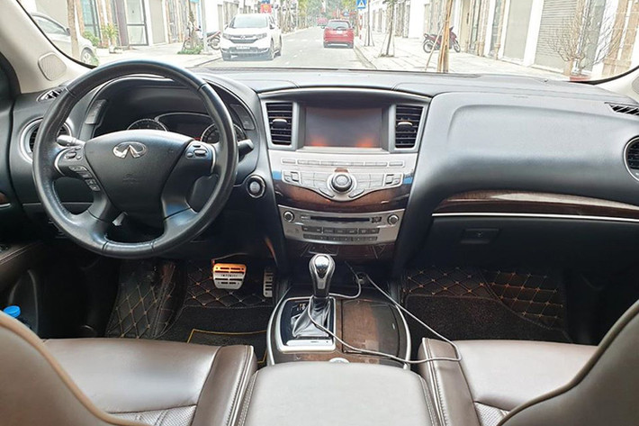 Là mẫu xe bán chạy thứ 2 của Infiniti trên phạm vi toàn cầu - chính vì thế QX60 phiên bản 2017 không chỉ cải tiến ngoại hình mà khoang nội thất còn sở hữu tới ba hàng ghế 7 chỗ, được làm mới nhằm tăng khả năng chinh phục khách hàng. Xe được tinh chỉnh một số chi tiết như ghế ngồi với chất liệu mới cao cấp hơn như vô lăng thể thao bọc da 4 chấu tích hợp phím bấm đa dụng, hệ thống cần sang số được thiết kế mới và nhiều vật liệu cao cấp được sử dụng trang trí cho nội thất.