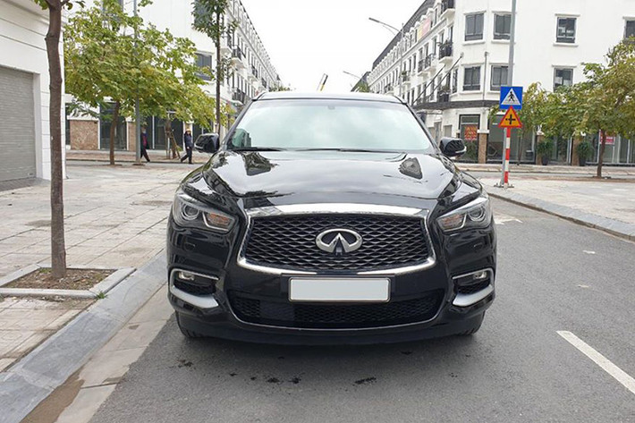 Mẫu xe crossover Infiniti QX60 2017 được thiết kế tối ưu khí động học với hệ số cản Cd 0.34 – chỉ số rất ấn tượng. Cản trước của xe cũng được làm mới với đường bao hốc đèn sương mù nổi bật và đèn pha mới tinh tế hơn. La-zăng xe mang thiết kế mới dạng đa chấu ddược cách tân trẻ trung và thể thao hơn. Phần đuôi xe với hệ thống đèn hậu thiết kế mới kéo dài từ thân xe tới cản sau mang lại dáng vẻ khỏe khoắn, cánh gió lớn cùng ăng-ten vây cá mập tôn lên vẻ mạnh mẽ và sang trọng...