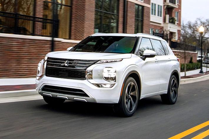 Tại Việt Nam, Outlander hiện cũng là một mẫu xe có sức bán khá tốt của thương hiệu Mitsubishi. Trong 5 tháng đầu năm nay, đã có tổng cộng 1.017 chiếc Mitsubishi Outlander được bán cho người tiêu dùng Việt Nam.