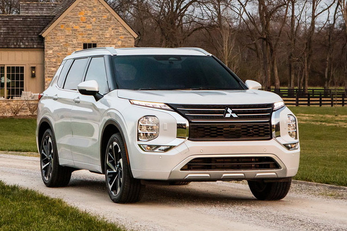 Mitsubishi Outlander thế hệ mới đã chính thức trình làng vào hồi tháng 2 đầu năm nay. Chỉ 2 tháng sau, mẫu SUV cỡ C này bắt đầu xuất hiện tại các đại lý ở thị trường Mỹ và nhanh chóng được yêu thích. Theo các đại lý Mitsubishi tại Mỹ, Outlander 2022 mới chính xác là loại xe "làm thương hiệu" mà hãng cần.